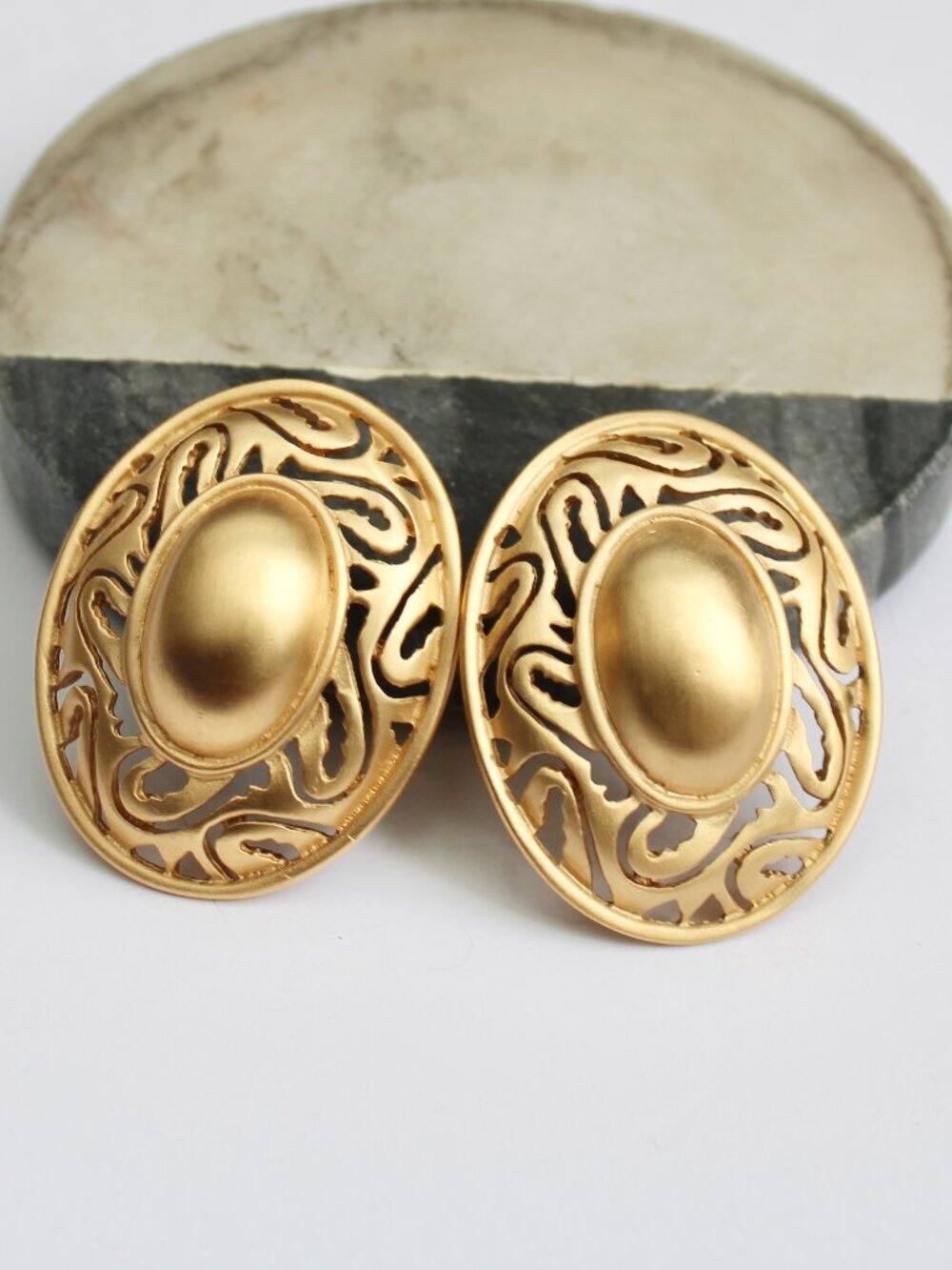 Liz Claiborne Vintage 80s 90s Womens Gold Toned Oval Scrollwork Clip-On Earrings